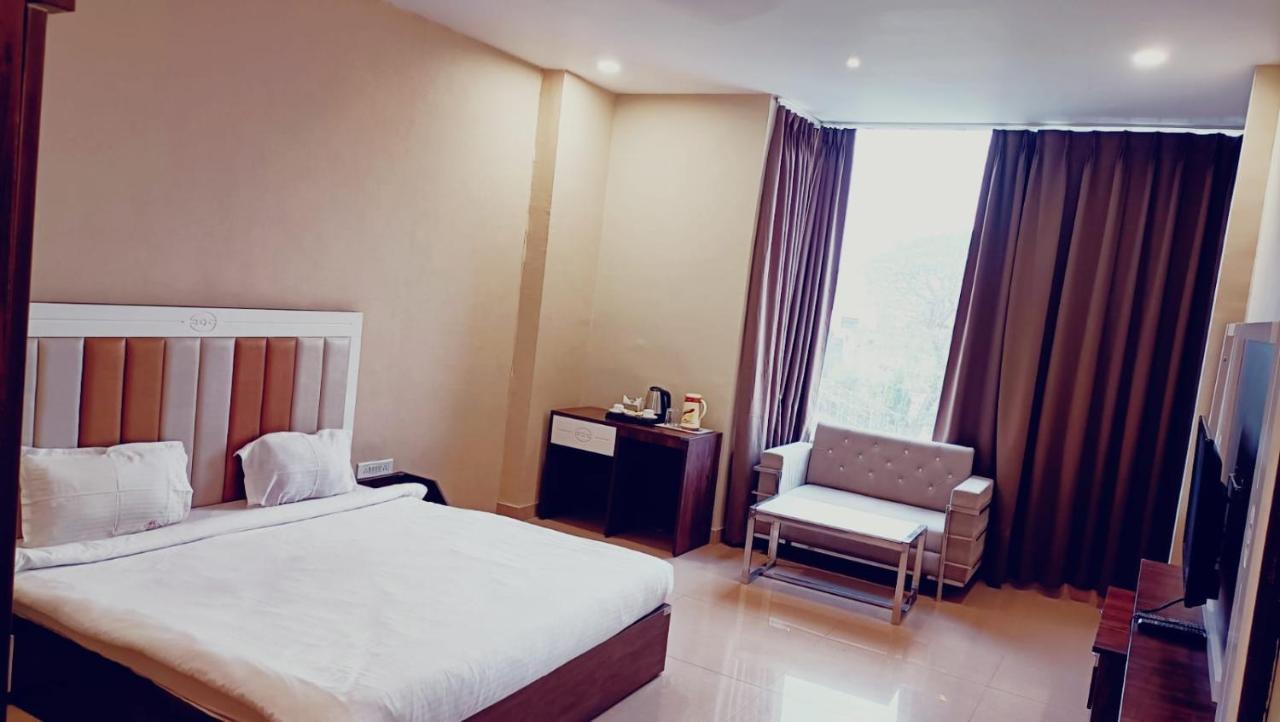 Hotel Emperor Paradise Bilāspur Extérieur photo