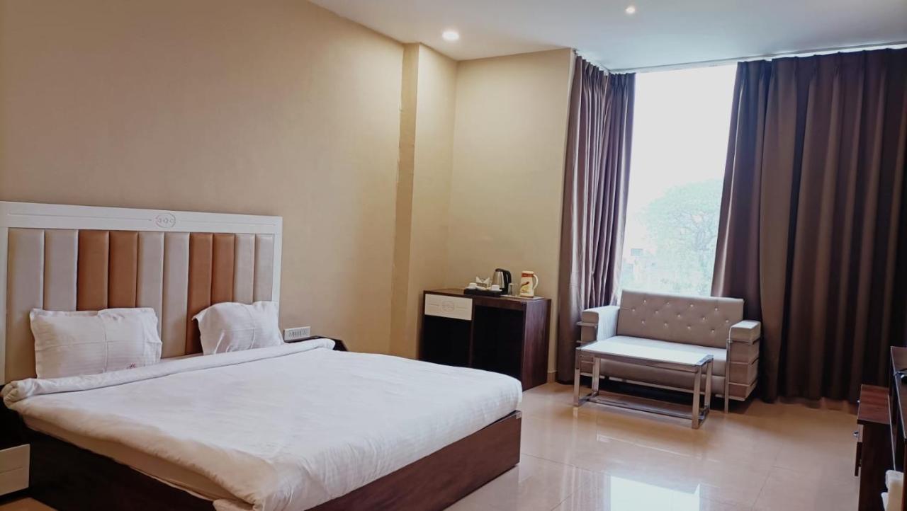 Hotel Emperor Paradise Bilāspur Extérieur photo